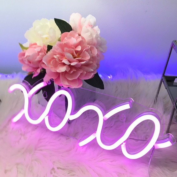 XOXO Neon Led Wall Light - Picture 2 of 11